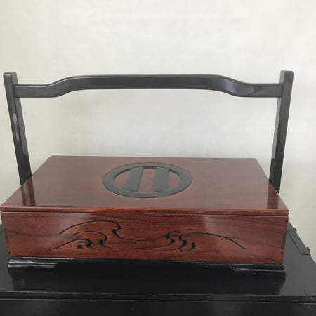 Lacquered box, Okamochi. - Yamazakura