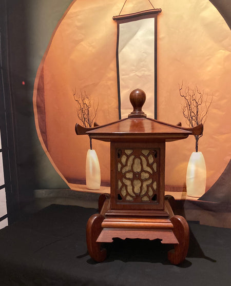 Wooden snow viewing lantern. Japanese interior . - Yamazakura