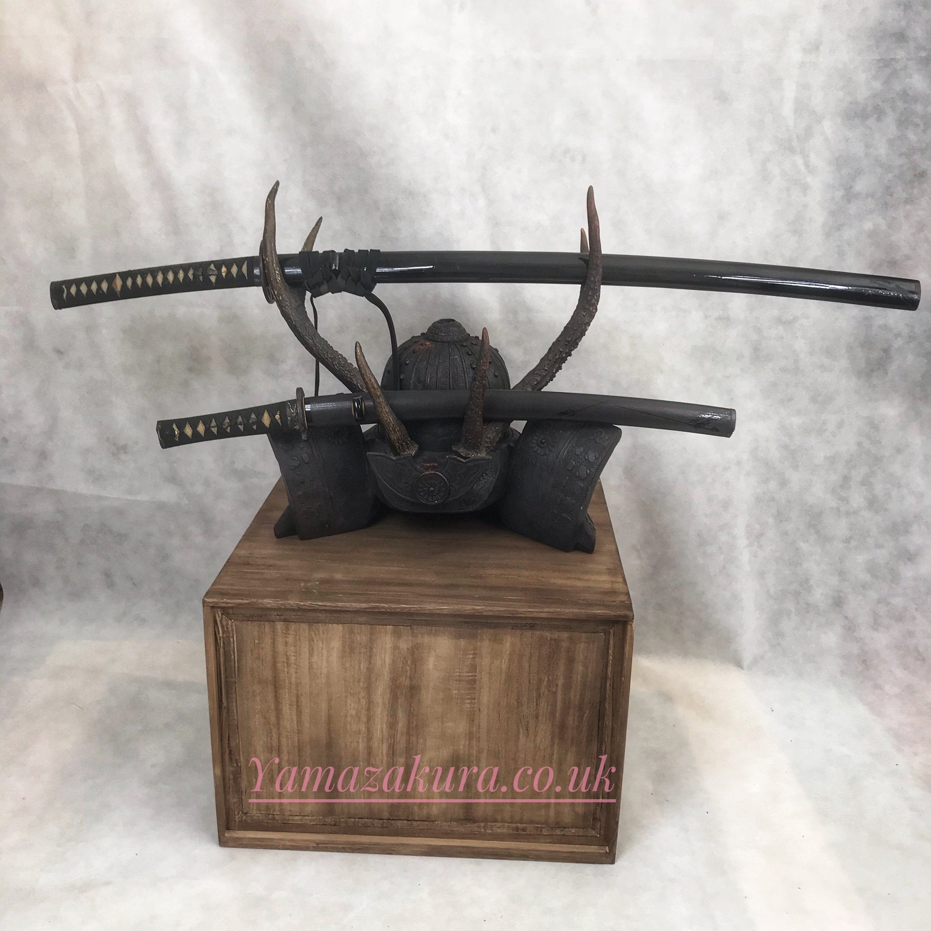 Black wooden kabuto katanakake ( sword stand ) - Yamazakura